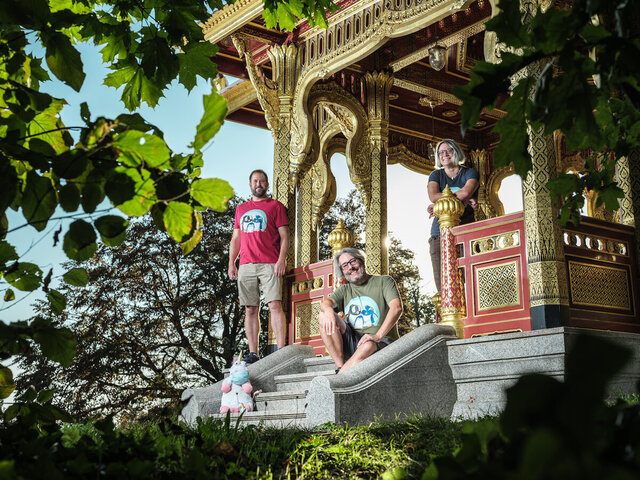 Pingouins Ténébreux, les pingouins ténébreux devant une pagode, photo de François Wavre | Lundi13